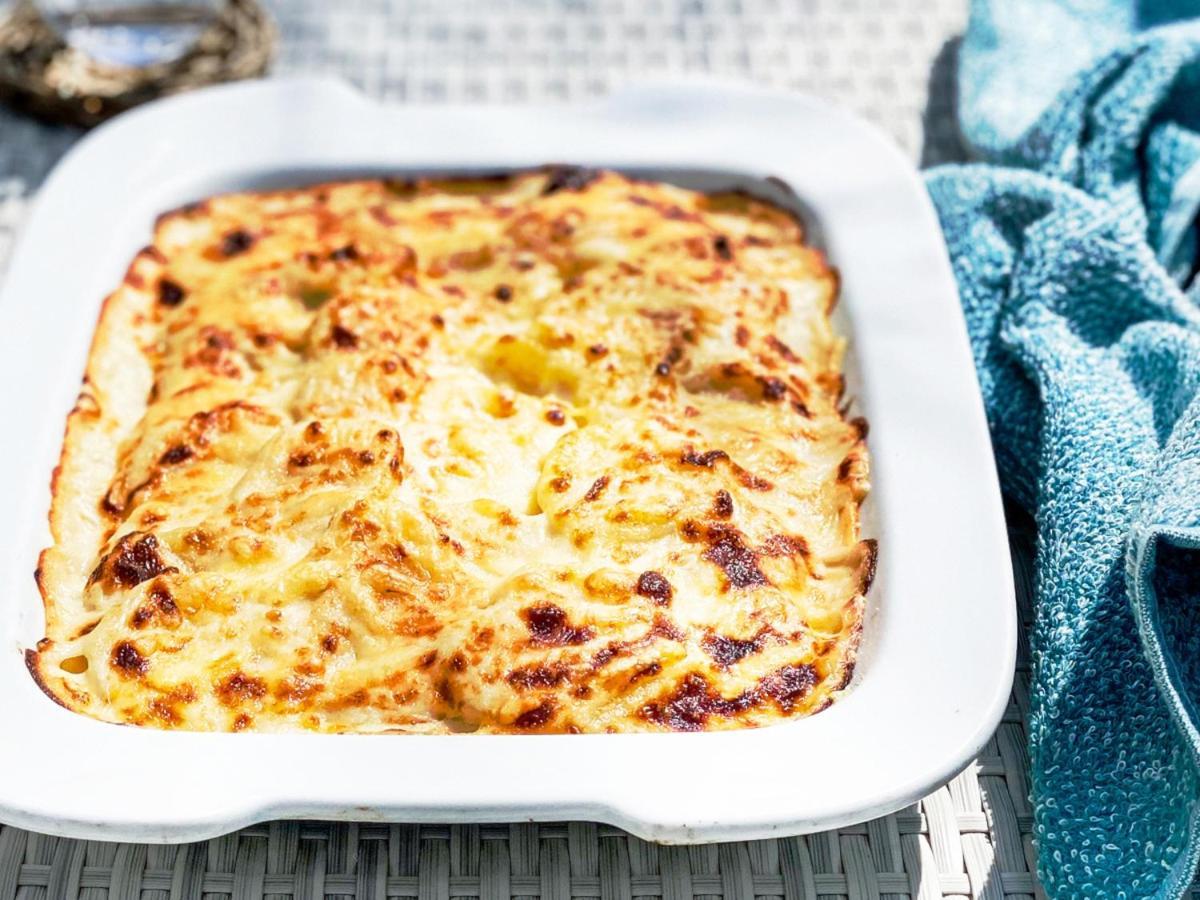 神戸メリケンパークオリエンタルホテル 神戸市 エクステリア 写真 The photo shows a baked dish in a white rectangular casserole dish. The dish appears to have a golden-brown, crispy top, indicating that it has been baked to perfection. It looks creamy and cheesy, suggesting it could be a type of gratin or casserole